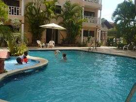 Apart Hotel El Candil Pool 1